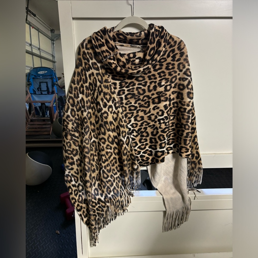 Chico’s one size leopards print poncho, NWT